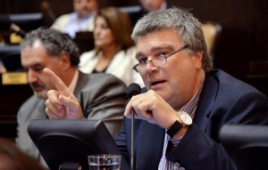 El referente del FAP, Marcelo Díaz, cuestionó por tardía la medida que anunció el Gobernador.