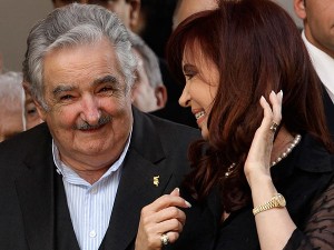 Mujica autoriza aumento de producción a la pastera