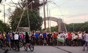 Más de 500 ciclistas “abrazaron” al Parque Pereyra