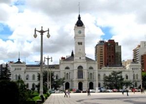 La Plata recorta 30% de cargos políticos y aumenta la tasa SUM 24%